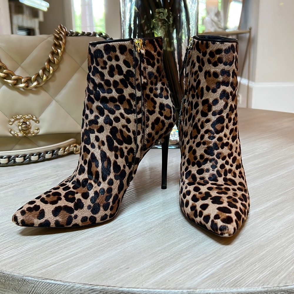 Alice and Olivia Leopard Print calf hair stiletto heels with gold zipper, size 7